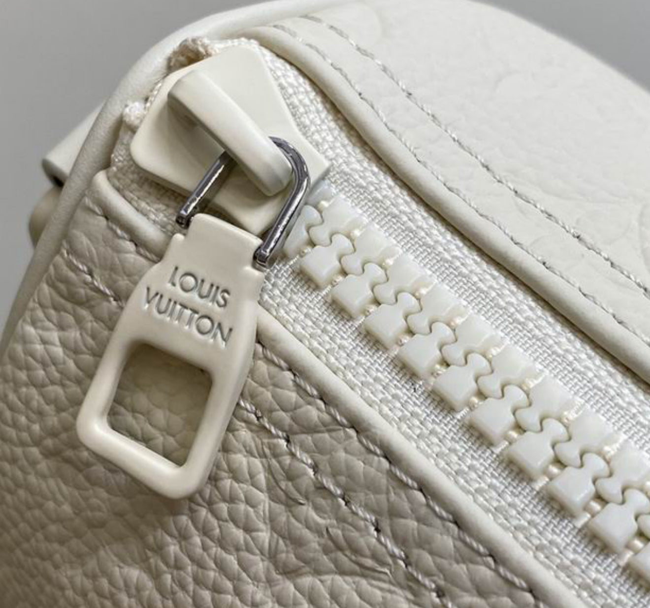 Authentic Louis Vuittom Keepall Bandoulière 25