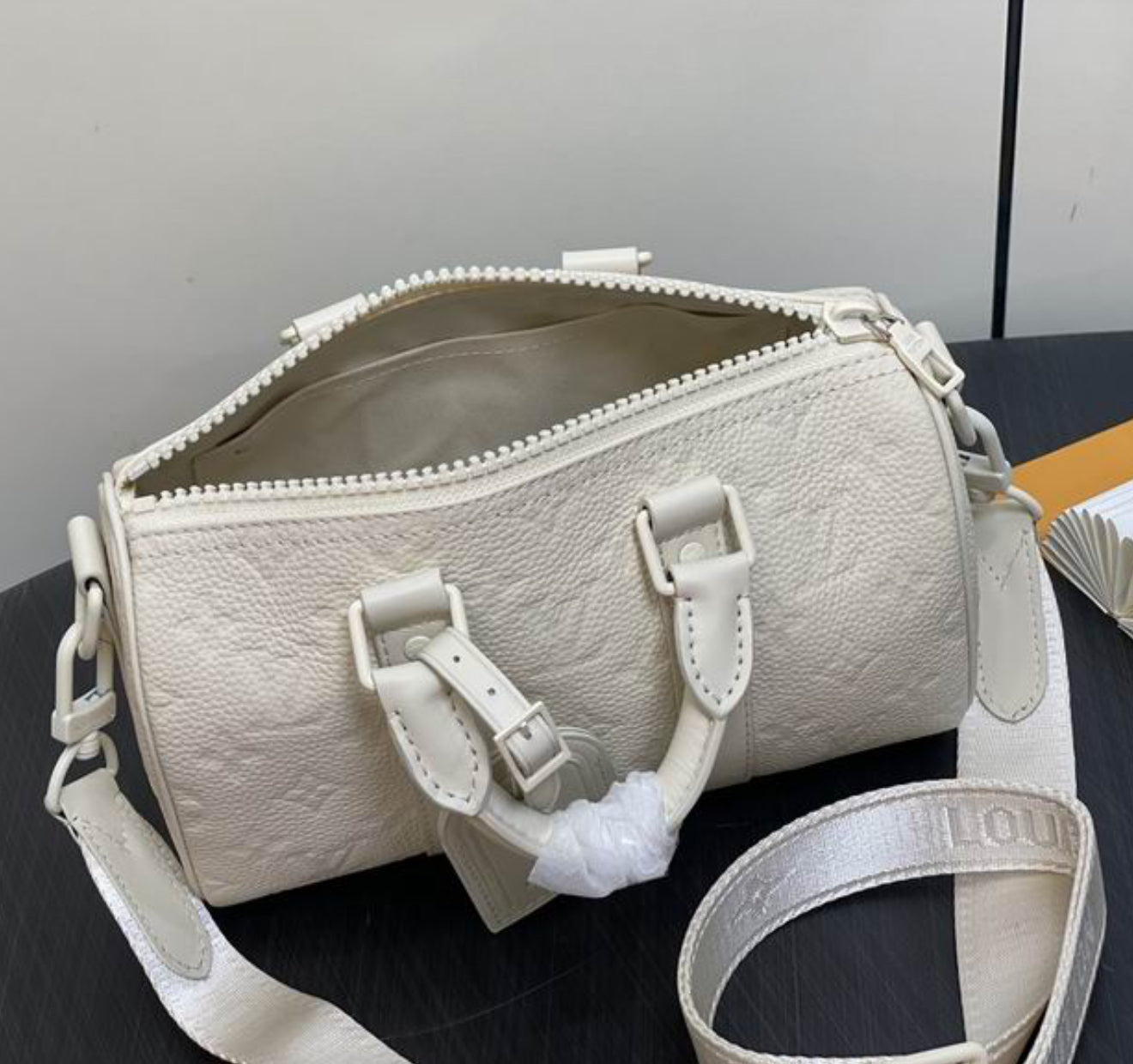 Authentic Louis Vuittom Keepall Bandoulière 25